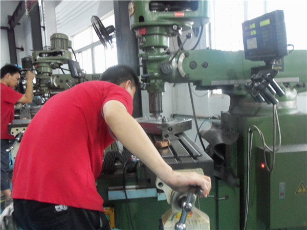 旭錦塑膠模具有限公司，模具車(chē)間人員工作操作
